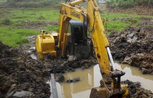 挖掘机操作手应该如何处理陷车问题 挖掘机操作手应该如何处理陷车问题